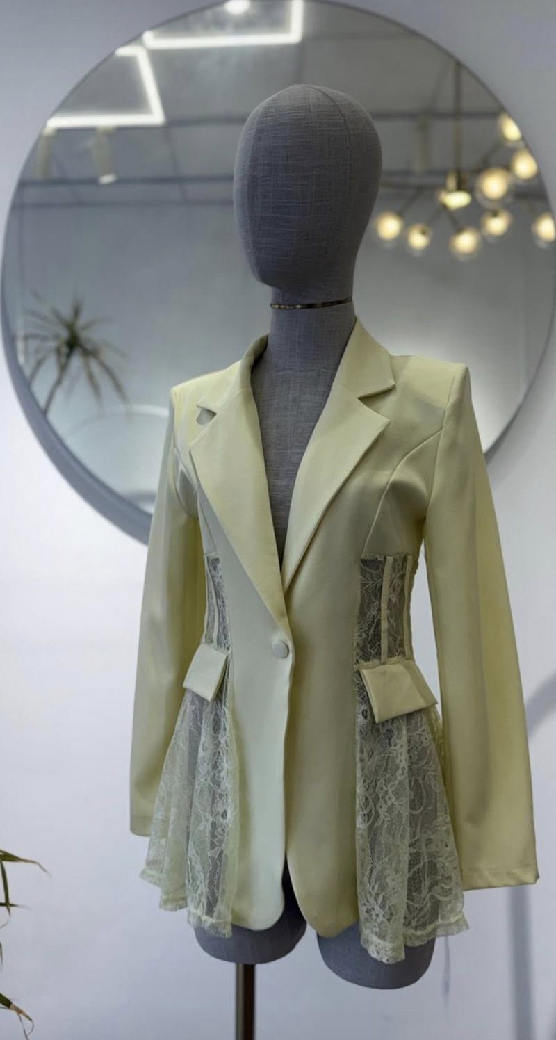 Blazer entallada con encaje y efecto peplum