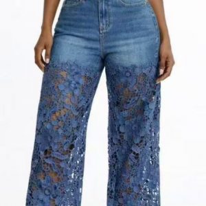 VAQUEROS DE PIERNA ANCHA CON RETALES DE ENCAJE FLORAL CALADO