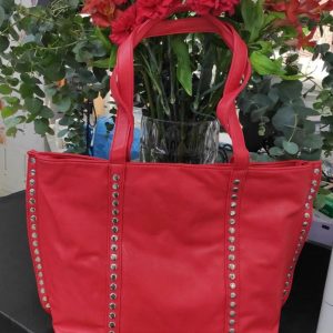 Bolso shopper de color rojo decorado con tachuelas metálicas verticales