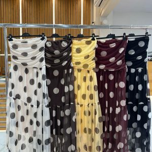 Vestido largo de malla con estampado de lunares