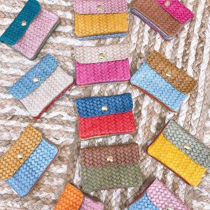 Monederos o tarjeteros de piel trenzada multicolor