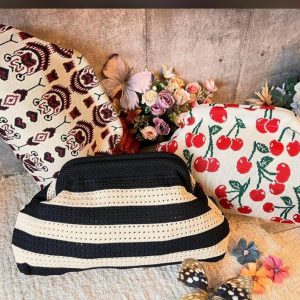 Bolso de mano de ganchillo (crochet) con diseño de rayas