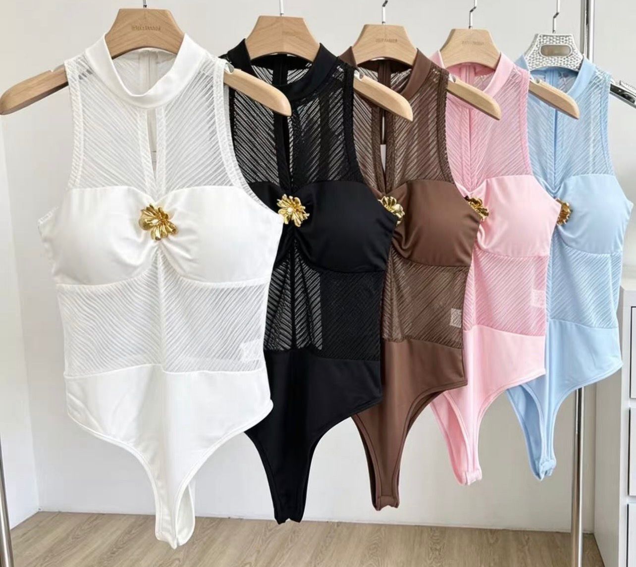 Body texturizado con cuello halter talla Ășnica