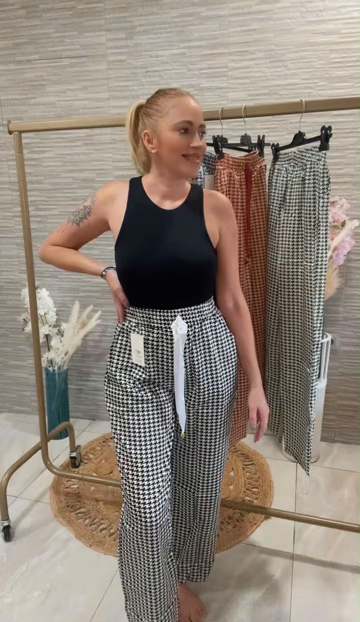 Pantalón de pernera ancha con estampado de pata de gallo